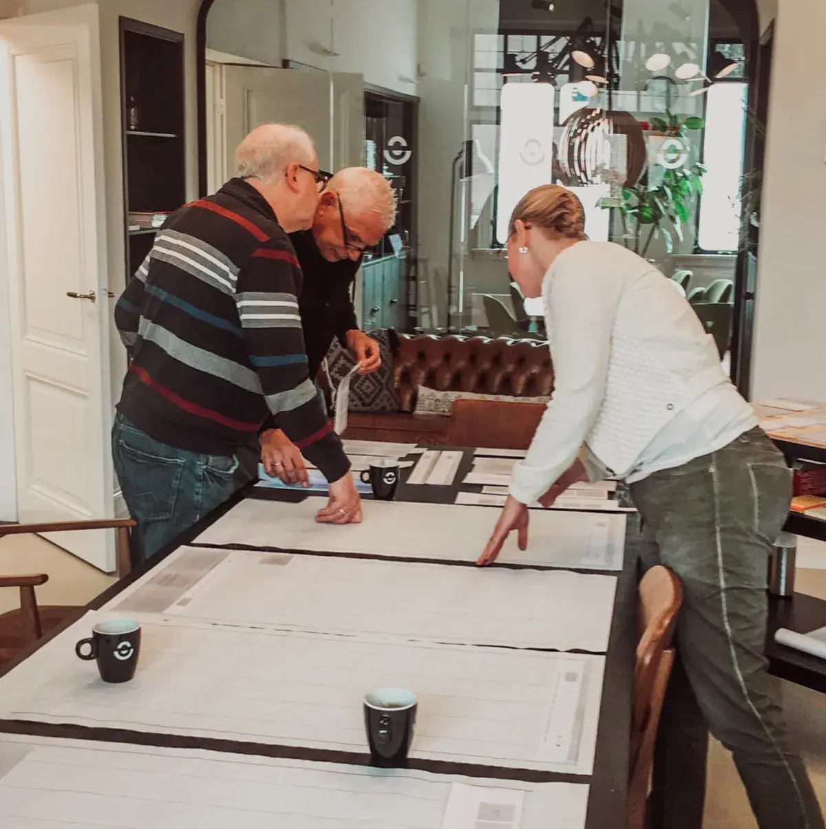 Twee deelnemers overleggen boven hun ontwerp